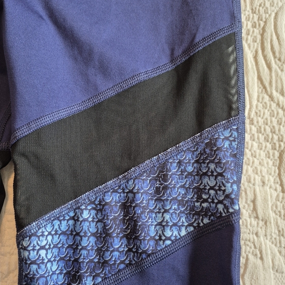 Her Universe girl's blue Superman logo leggings, cropped length VGUC - Picture 2 of 6